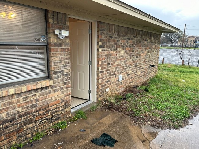 Building Photo - REFRESHED HALF DUPLEX IN IRVING!!