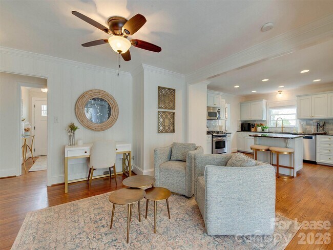 Building Photo - 3221 Sunset Dr