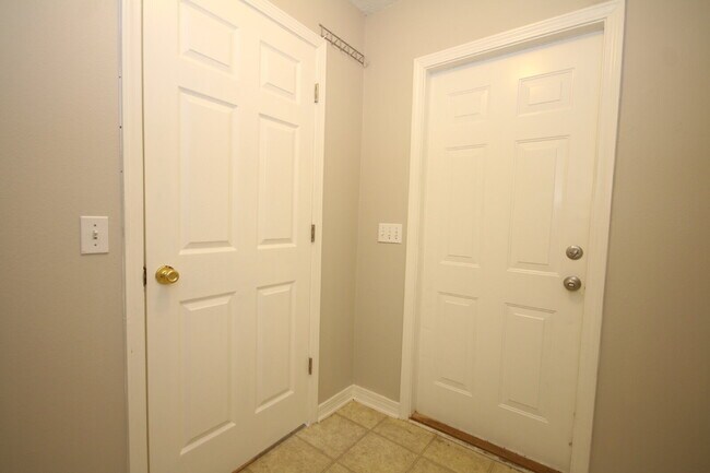 Building Photo - Spacious 3/2 Brick Home with Screened Porc...