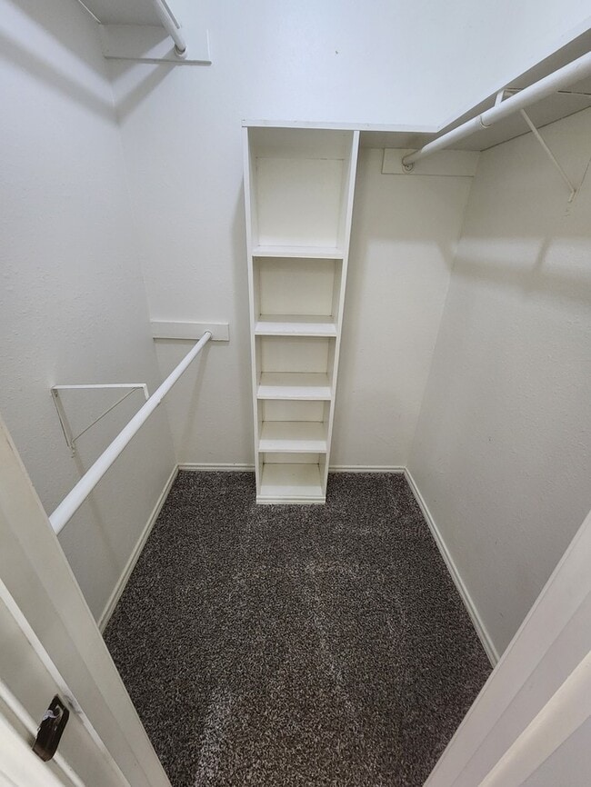 Building Photo - 3 bed 2 bath duplex