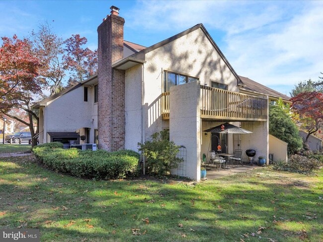 Building Photo - 10 Pine Woods Ct