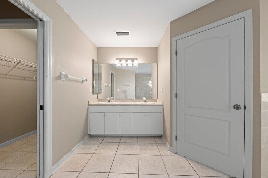 Building Photo - 409 SW 47th Ter