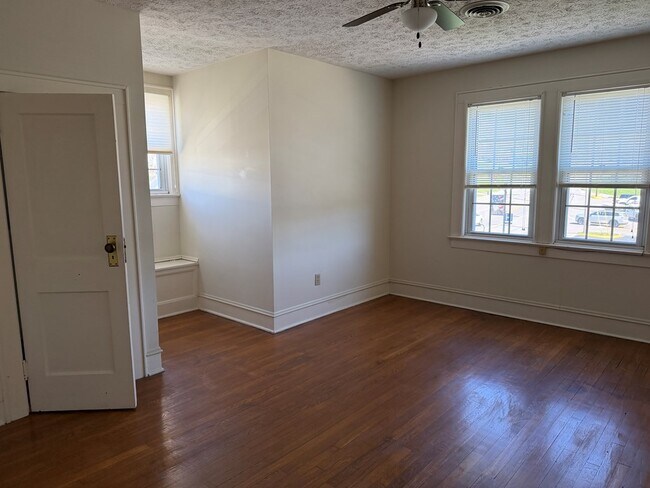 Building Photo - 122 E Main St