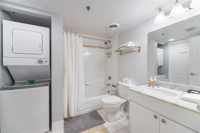 Building Photo - 1200 Brickell Bay Dr