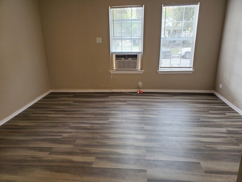 Bedroom - 133 Claremont Ave