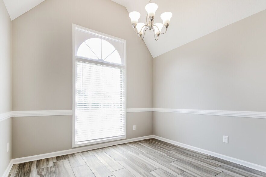 Building Photo - 8650 Oak Trail Ln