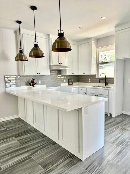 Building Photo - 1105 E Madison Ave