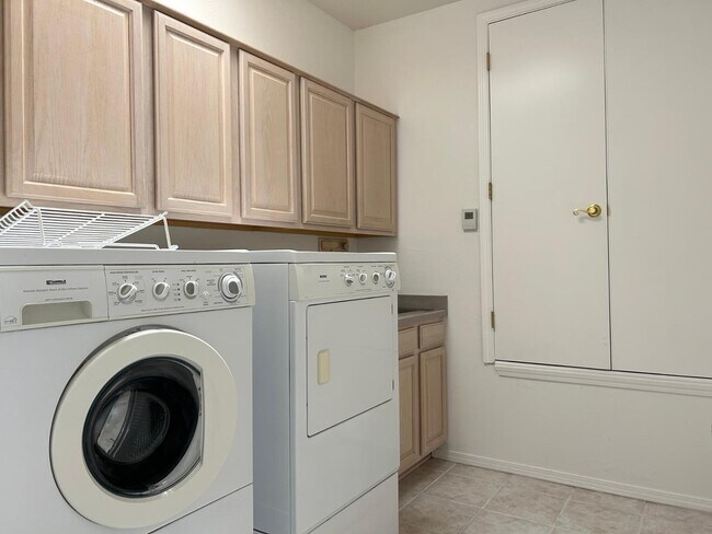 Building Photo - 711 Tramway Pl NE