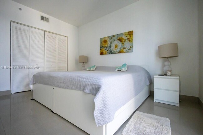 Building Photo - 335 S Biscayne Blvd