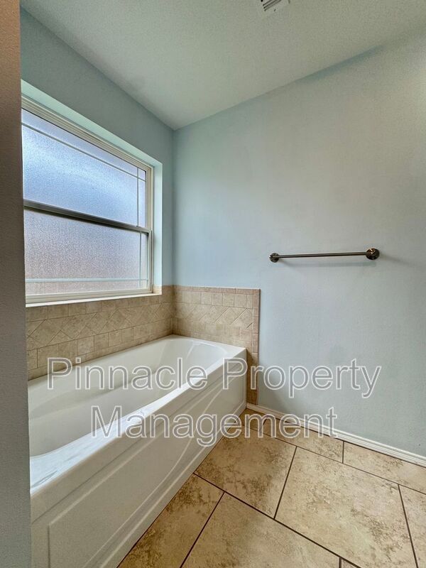 Building Photo - 4925 Scarlet Oak Dr