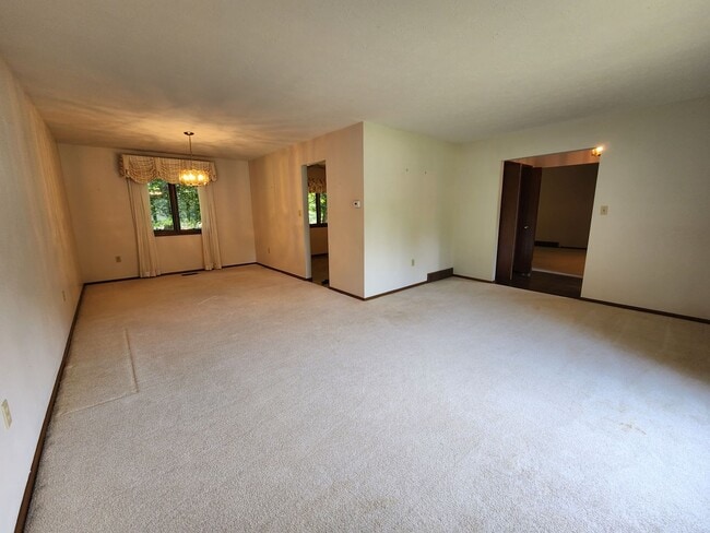 Building Photo - Spacious 3 Bedroom 3 Bathroom Home For Ren...