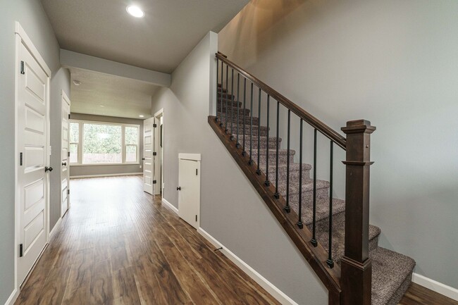Building Photo - Stunning Salmon Creek Gem for Rent! - 3 Be...
