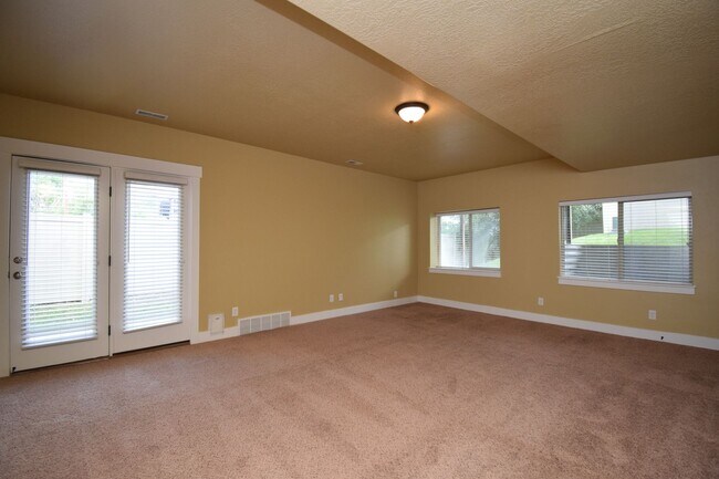 Building Photo - Great 3 Bed 2.5 Bath Townhome in Great Location!!!