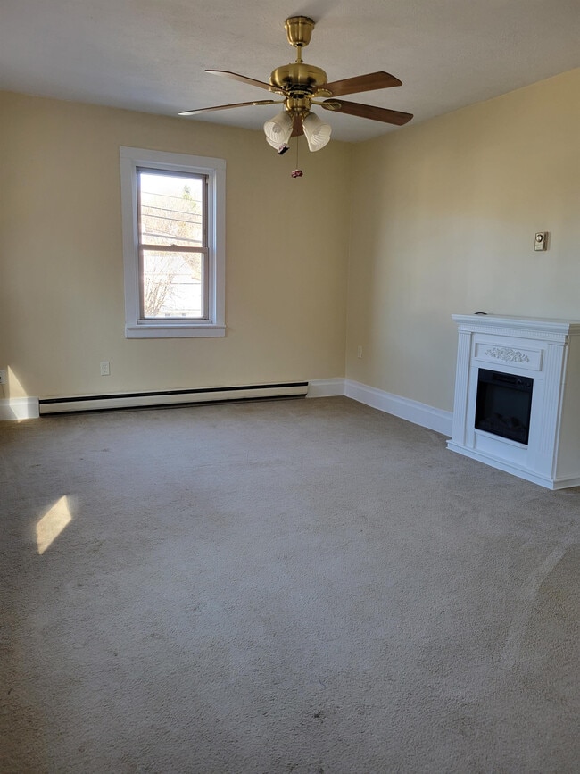 Building Photo - 615 W Main St