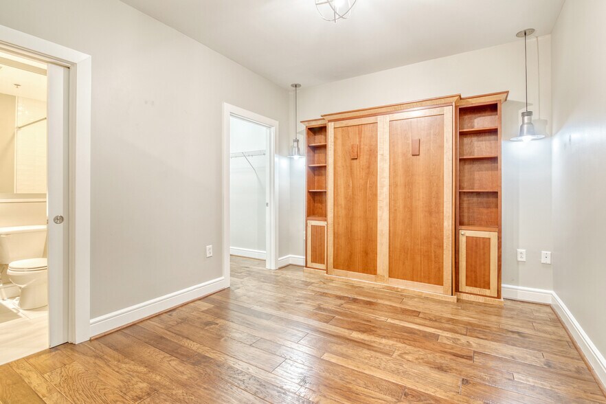 Building Photo - 333 W Trade St