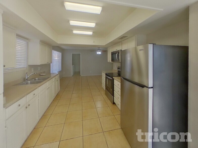 Building Photo - 4055 W Desert Cove Ave