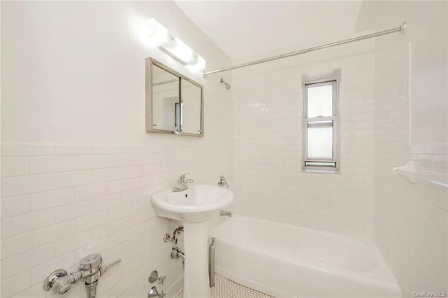 Building Photo - 525 Bronxville Rd