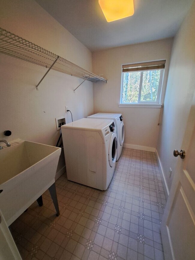 Building Photo - Secluded 5 bedroom Amazing Views Green Space