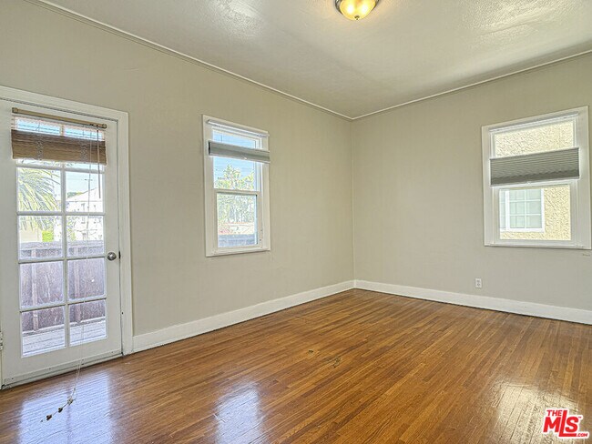 Building Photo - 733 N Ridgewood Pl