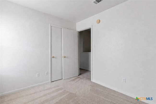 Building Photo - 102 E Robin Ln