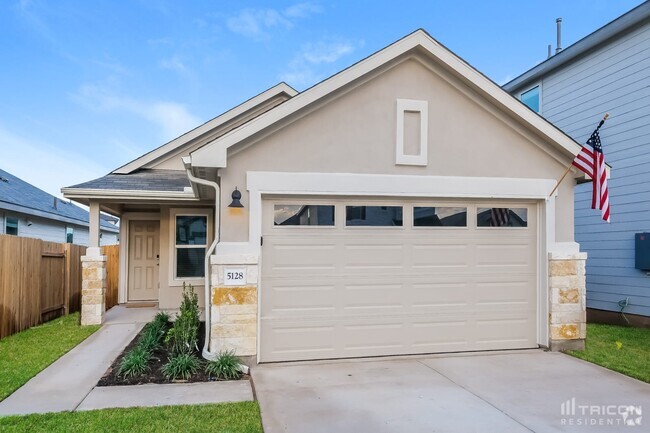 Building Photo - 5128 Saddle Clb Dr