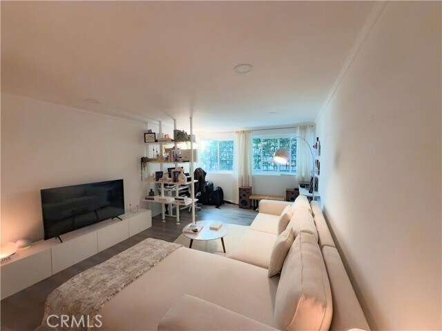 Building Photo - 532 N Rossmore Ave