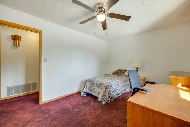 Building Photo - 19 Crescent Ln