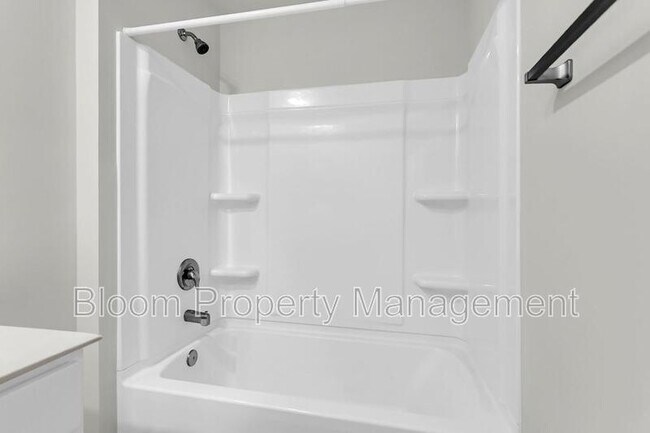 Building Photo - 205 Maple Hl Dr