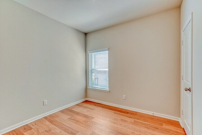 Building Photo - 409 Mustang Trot Dr