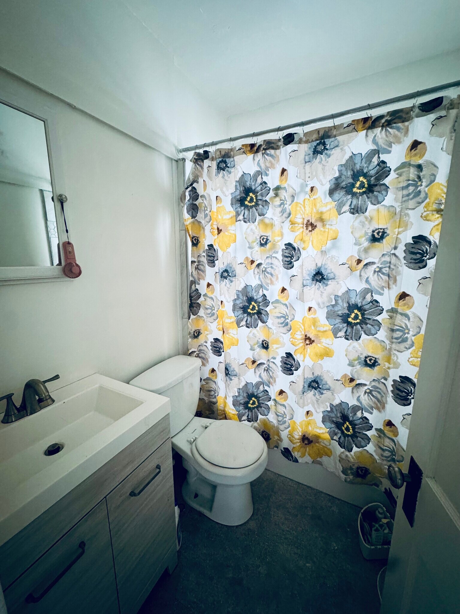 Building Photo - 2027 Chesterland Ave