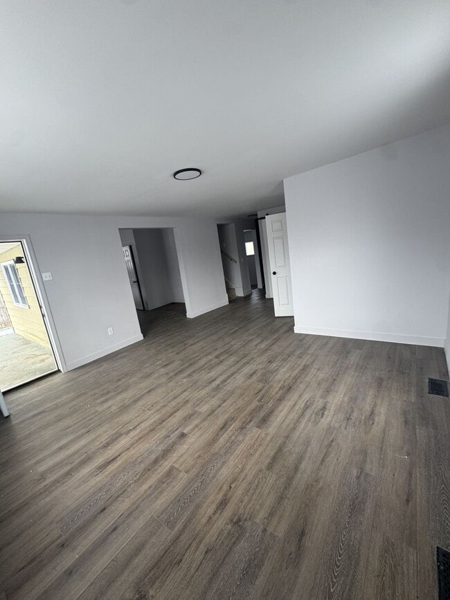 Building Photo - Welcome to this spacious 3-bedroom, 1-bathroom home located in the heart of Washington Courthouse...