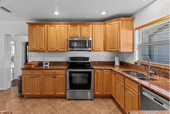 Building Photo - 2516 Roberta St