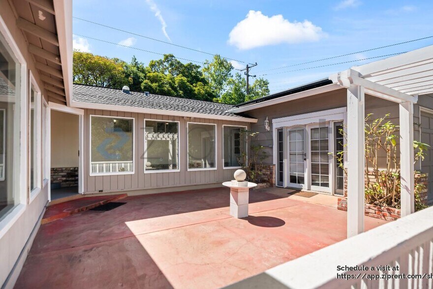 Building Photo - 10609 Creston Dr