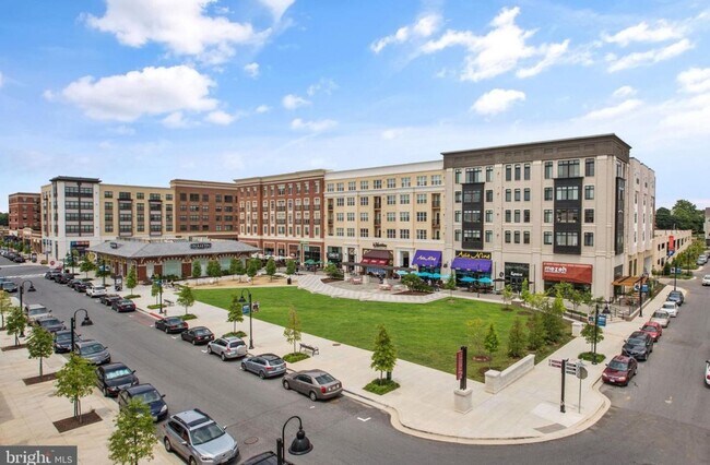 Building Photo - FOUR LEVEL TOWNHOUSE IN DOWNTOWN CROWN, 2 ...
