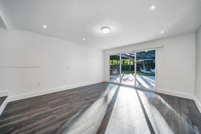 Building Photo - 10618 NE 11th Ct