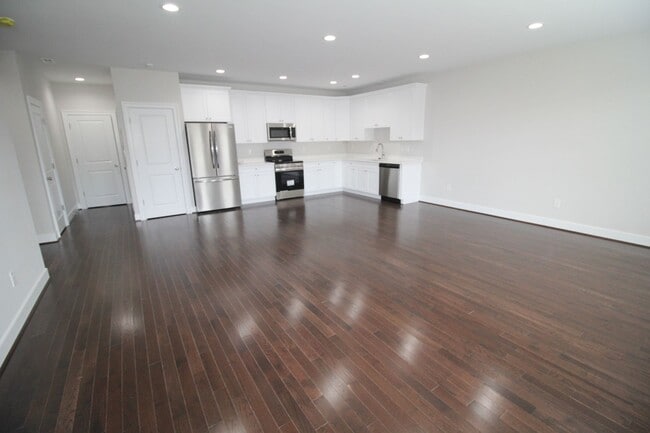 Building Photo - 1704 W Cary St