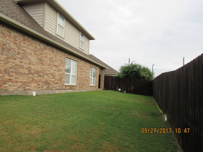 Building Photo - TWO STORY HOME LOCATED IN THE SILVER CREEK...