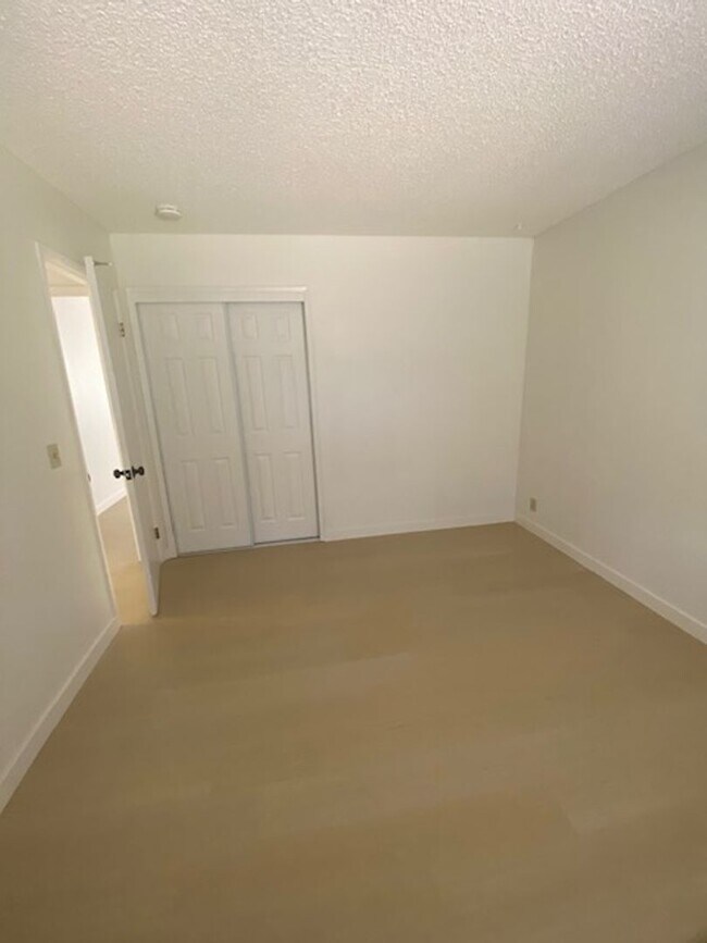 Building Photo - 1118 Woodridge Dr