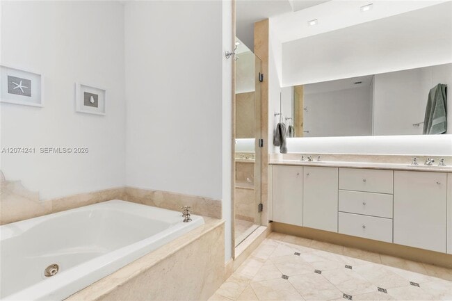 Building Photo - 100 South Pointe Dr
