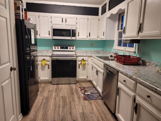Kitchen - 1078 Sandy Springs Rd NW