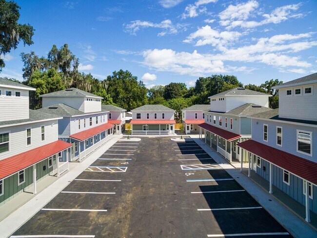 Building Photo - NOW LEASING FOR FALL 2026!