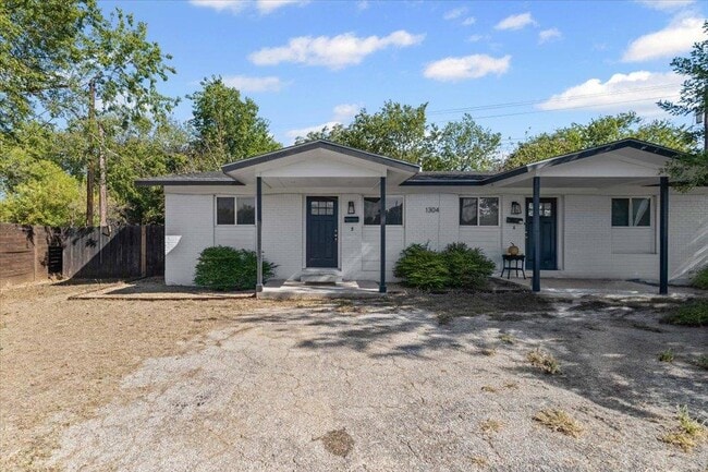 Building Photo - 1304 Falcon Cv