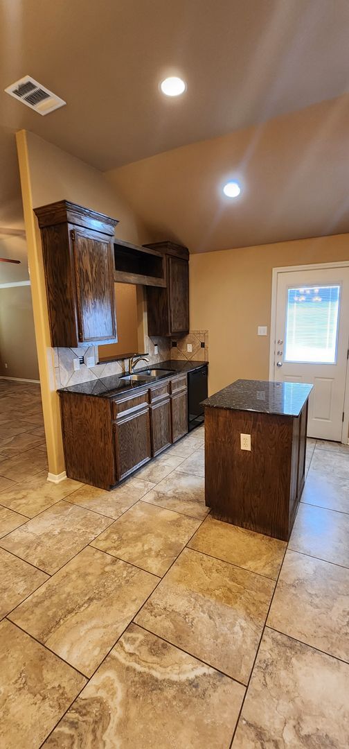 Building Photo - Spacious 2-Bedroom Home on Corner Lot – Mo...