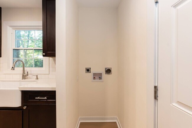 Building Photo - Three Bedroom Home!