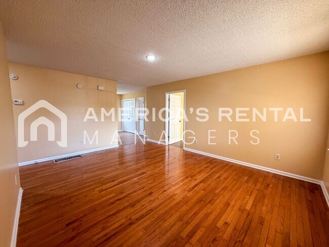Building Photo - Modern 3BR/2BA – Easy Commute to Downtown!
