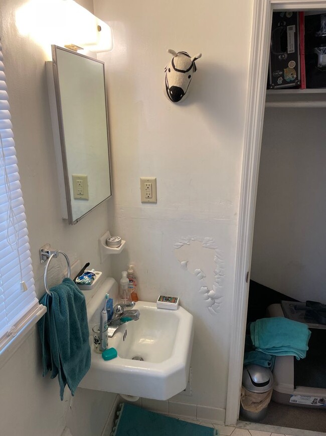 Building Photo - Cozy 1BR Normaltown Home