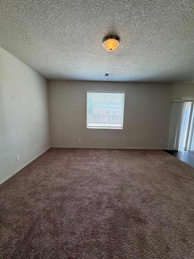 Building Photo - 4 bed home available now!