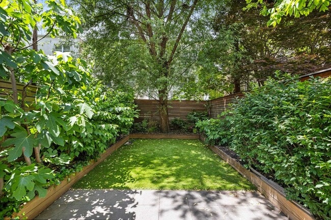 Building Photo - 634 Garden St