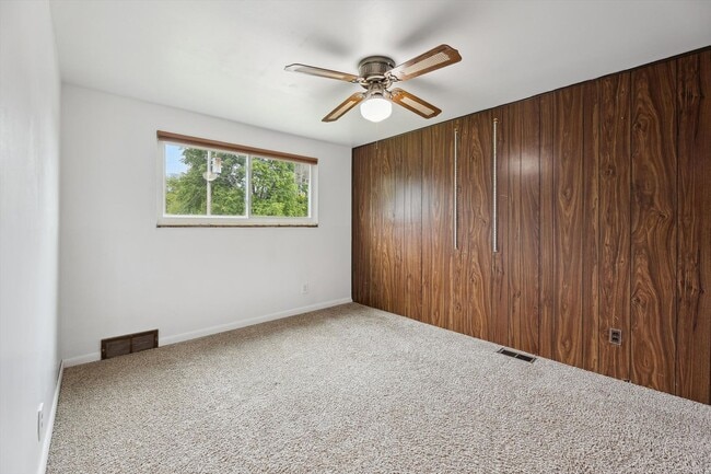 Building Photo - Move-In Ready 4 bedroom, 3 bathroom Home i...