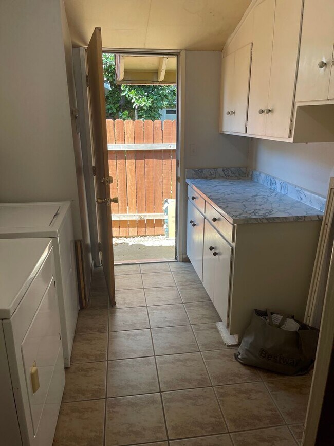 Building Photo - 5 Bedroom, 3 Bath Home in East Davis-$500 Off 1st Month's Rent